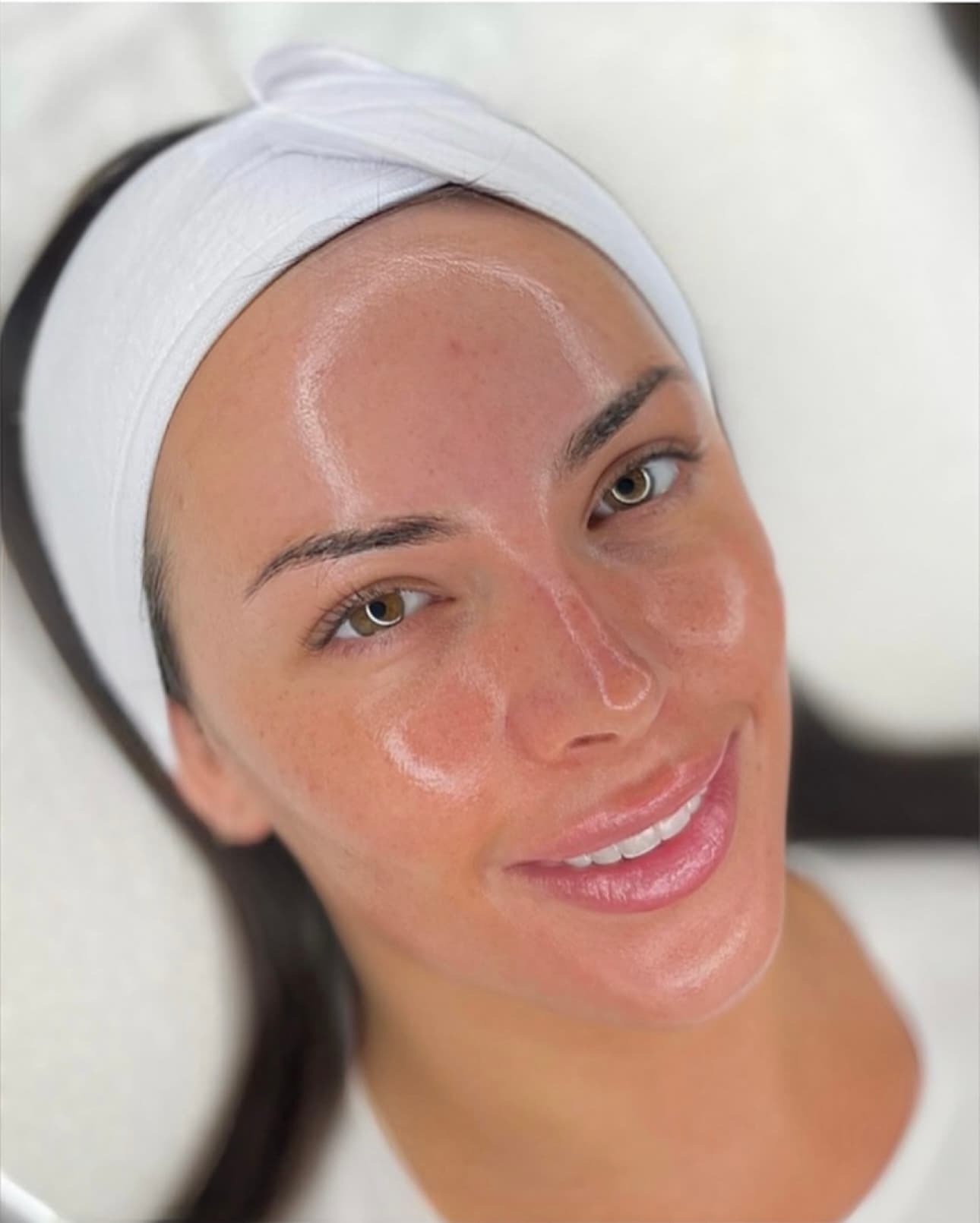 Now available at Cosmetic Clinic! Choose from 30, 60, or 120-minute sessions tailored to your skin’s needs. This innovative facial combines deep cleansing, hydration, and skin-tightening technology to deliver visibly glass-like skin from your very first treatment.
